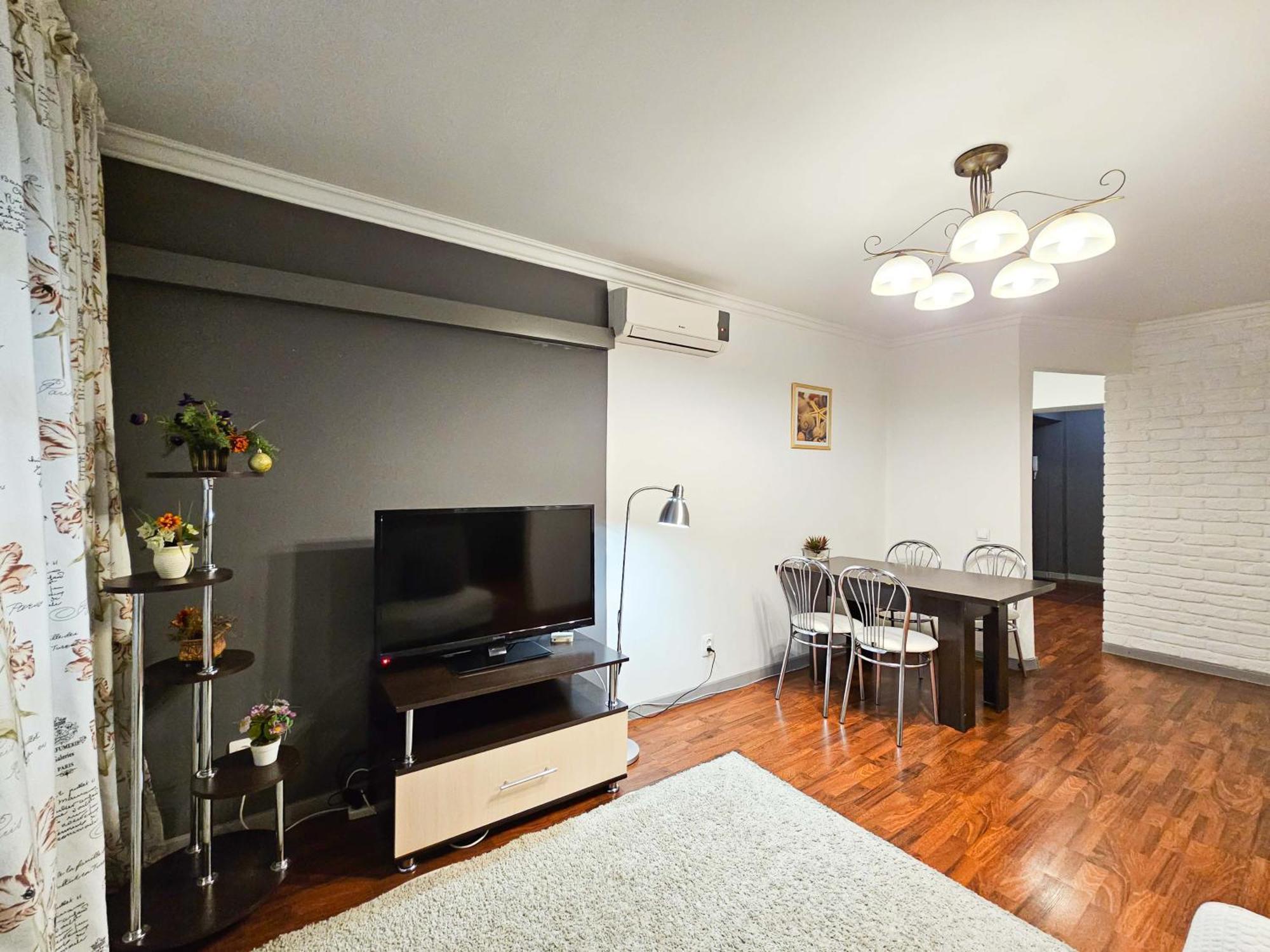 Nadezhda Apartments On The Nauryzbai Batyr 82 Almaty Ngoại thất bức ảnh